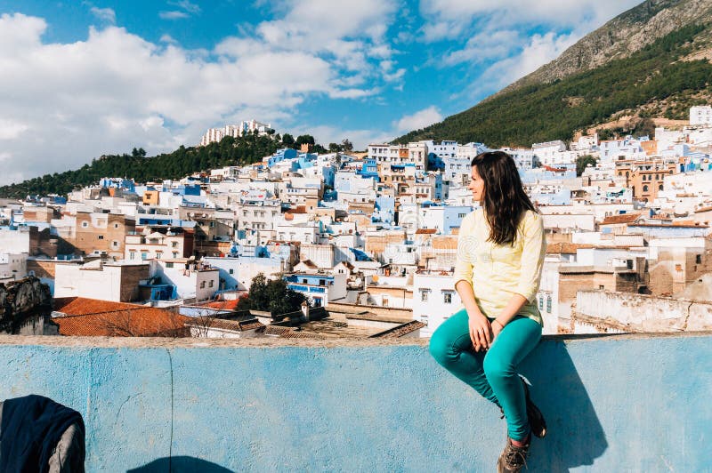 Kvinnliga turist- seende Chefchaouen - stad av Marocko arkivfoton Kvinnliga turist- seende Chefchaouen - stad av Marocko arkivfoton