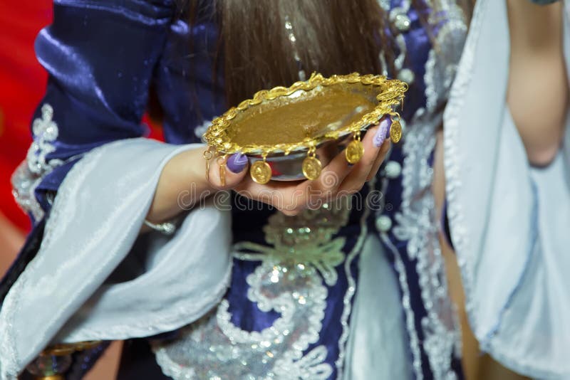 Kvinnlighänder färgade dekorativt vid henna med koppen Rym en bunke med kokosnöten under henne händer Naturligt klistrat blandat royaltyfri fotografi Kvinnlighänder färgade dekorativt vid henna med koppen Rym en bunke med kokosnöten under henne händer Naturligt klistrat blandat royaltyfri fotografi