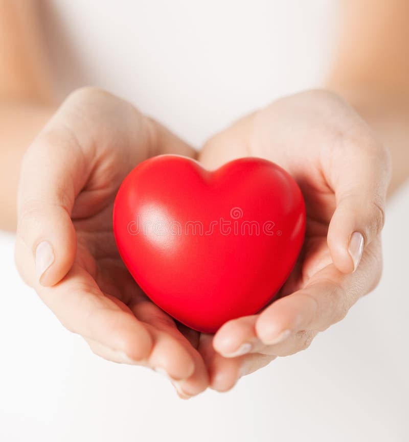 Kvinnlighänder med liten röd hjärta
