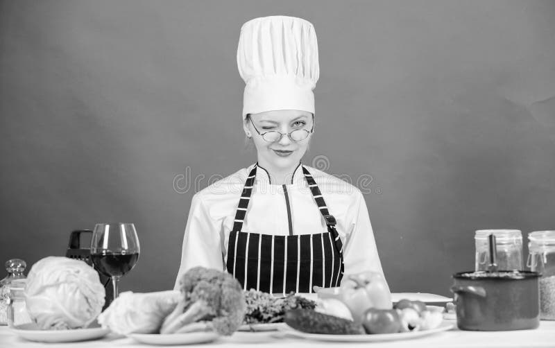 Kvinnlign i f?rkl?de vet allt om kulinarisk konst Kulinarisk utbildning Kulinarisk expert Sund kvinnakockmatlagning arkivbild Kvinnlign i f?rkl?de vet allt om kulinarisk konst Kulinarisk utbildning Kulinarisk expert Sund kvinnakockmatlagning arkivbild