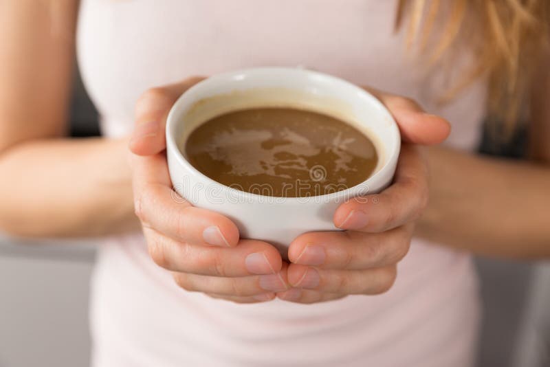 Kvinnlign räcker att rymma en kopp kaffe arkivbild Kvinnlign räcker att rymma en kopp kaffe arkivbild