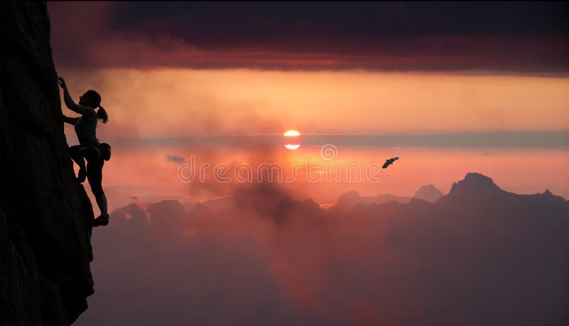 Kvinnlign vaggar klättrare- och bergsolnedgång arkivfoto Kvinnlign vaggar klättrare- och bergsolnedgång arkivfoto