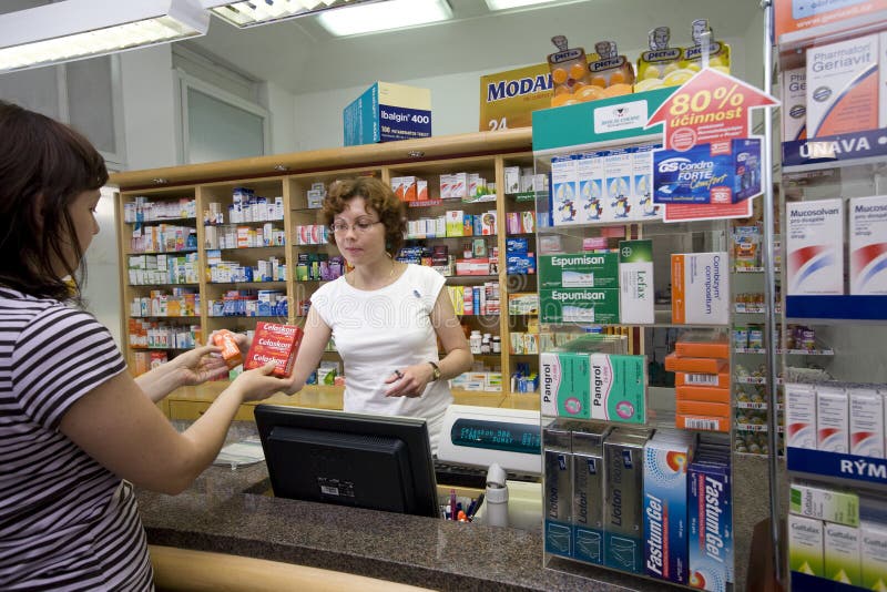 Kvinnligpharmacist på apotek royaltyfria foton Kvinnligpharmacist på apotek royaltyfria foton