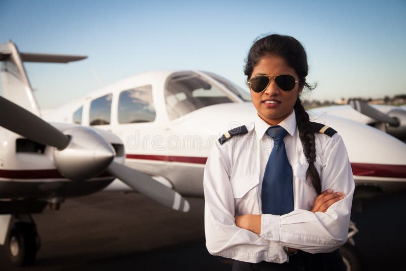 Kvinnligpilot Waiting framme av hennes flygplan arkivfoton Kvinnligpilot Waiting framme av hennes flygplan arkivfoton