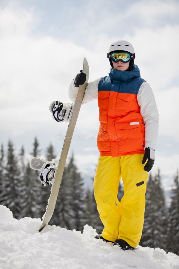 Kvinnligsnowboarder mot sunen och skyen fotografering för bildbyråer Kvinnligsnowboarder mot sunen och skyen fotografering för bildbyråer