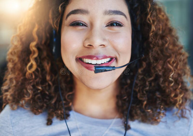 Kvinnligt ansikte och leende i samtalscentret med headset för kundservice och hjälp eller rådgivning. agent porträtt royaltyfri fotografi