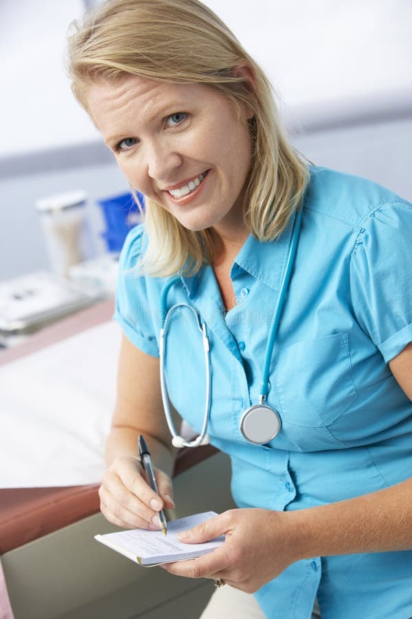 Kvinnligt recept för doktor In Surgery Writing ut arkivfoton Kvinnligt recept för doktor In Surgery Writing ut arkivfoton
