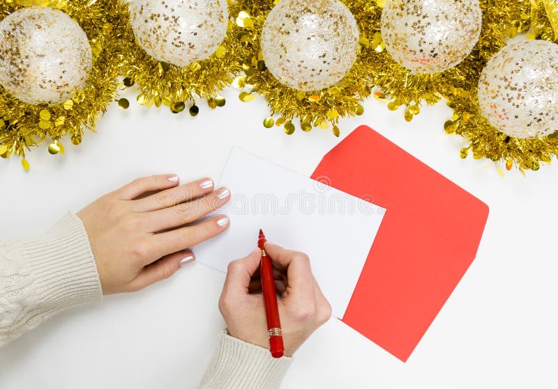 Kvinnligt skriva ett brev till Santa Claus eller ett julhälsningkort arkivfoto Kvinnligt skriva ett brev till Santa Claus eller ett julhälsningkort arkivfoto