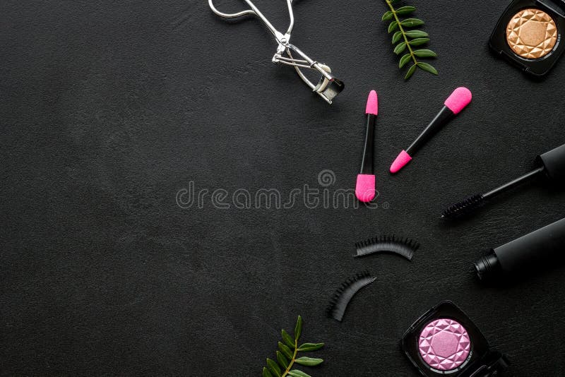 Kvinnligt skrivbord med den dekorativa sk?nhetsmedlet p? flatlay copyspace f?r svart bakgrund arkivbild Kvinnligt skrivbord med den dekorativa sk?nhetsmedlet p? flatlay copyspace f?r svart bakgrund arkivbild