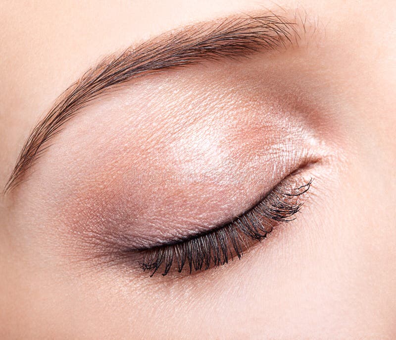 Kvinnligt stängt öga och krön med dagmakeup arkivbild Kvinnligt stängt öga och krön med dagmakeup arkivbild