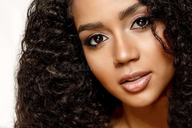 Kvinnor i afrikansk etnisk kvinna Young african american-modell med lång afro-hår Lux-modell