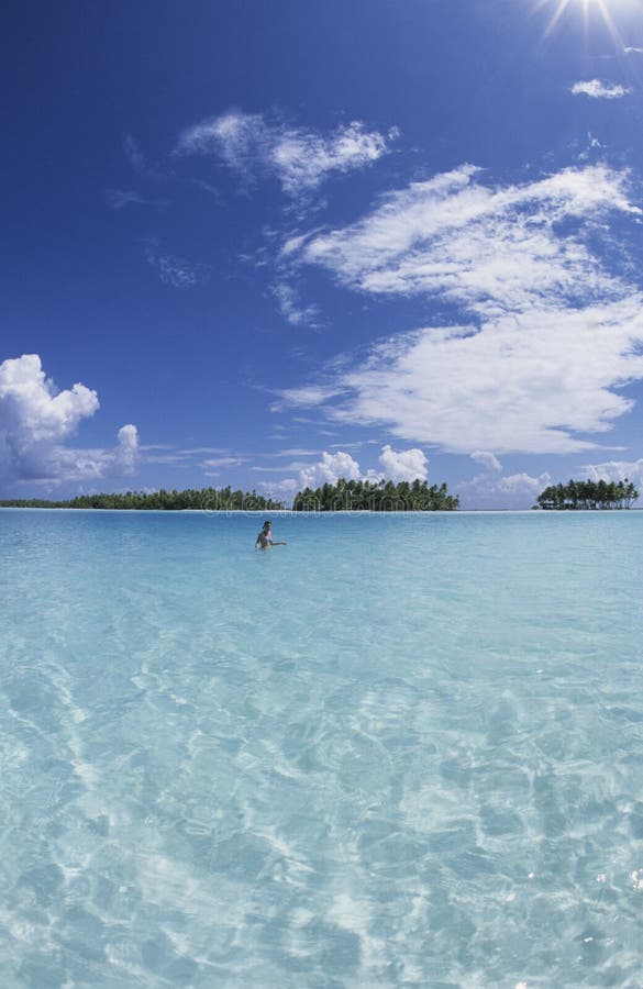 Kvinnor i lagun, Polynesien, Tahiti arkivbild Kvinnor i lagun, Polynesien, Tahiti arkivbild