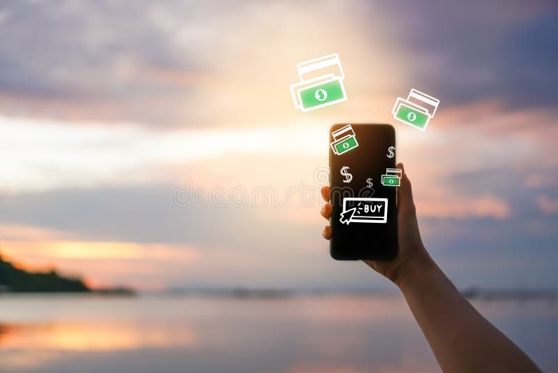 Kvinnor räcker genom att använda smartphonen gör online-shopping arkivfoton Kvinnor räcker genom att använda smartphonen gör online-shopping arkivfoton