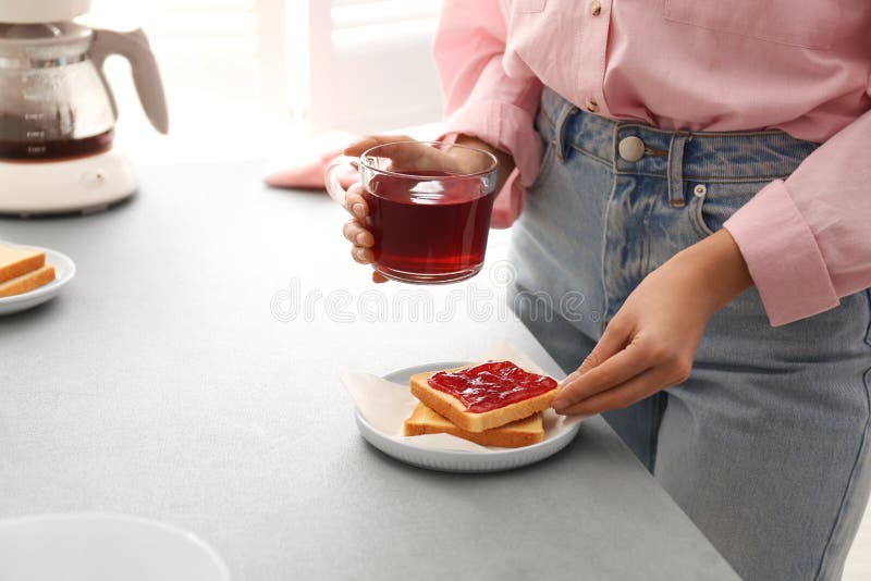 Kvinnor som har en rik frukost med bröst- och hallonte hemma, sluten Morgonrutinen arkivfoton Kvinnor som har en rik frukost med bröst- och hallonte hemma, sluten Morgonrutinen arkivfoton