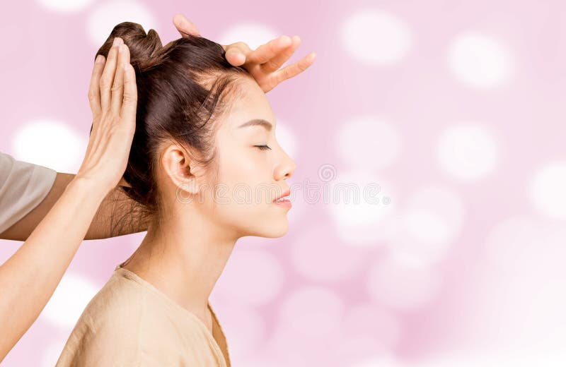 Kvinnor som har head massageavkoppling på rosa bokehbakgrund royaltyfri foto Kvinnor som har head massageavkoppling på rosa bokehbakgrund royaltyfri foto