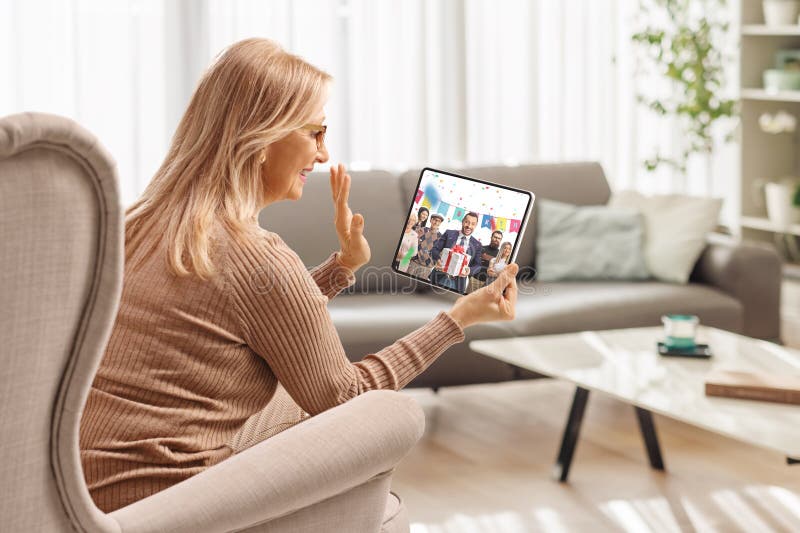 Kvinnor som ringer ett videosamtal med en digital surfplatta royaltyfria foton