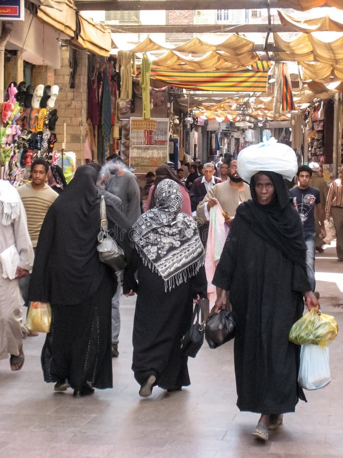 Kvinnor som shoppar på Souken. Egypten royaltyfri foto Kvinnor som shoppar på Souken. Egypten royaltyfri foto