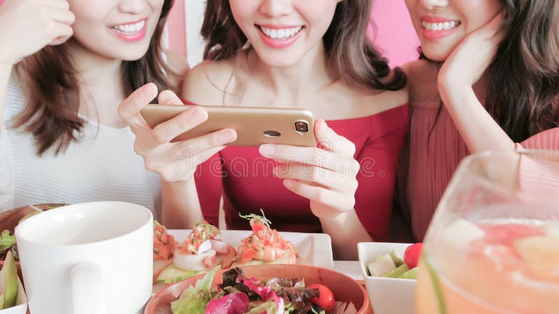 Kvinnor tar bilden i restaurang fotografering för bildbyråer