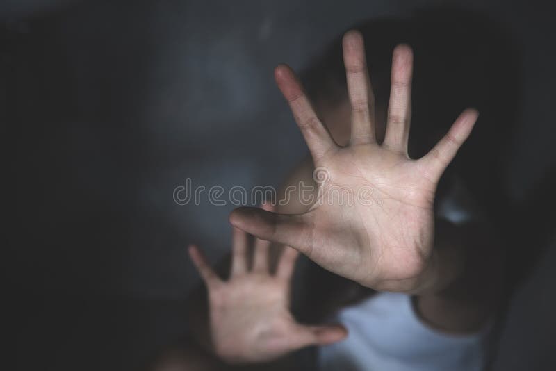 Kvinnor tog upp sin hand för att avskräcka, stoppa sexuella övergrepp, stoppa våld mot kvinnor, internationella kvinnodagen royaltyfria foton Kvinnor tog upp sin hand för att avskräcka, stoppa sexuella övergrepp, stoppa våld mot kvinnor, internationella kvinnodagen royaltyfria foton