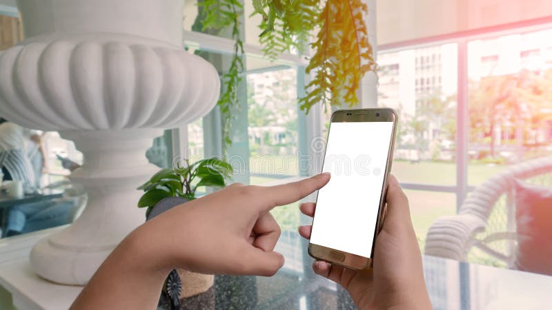 Kvinnor trycker på en smartphone royaltyfria bilder Kvinnor trycker på en smartphone royaltyfria bilder