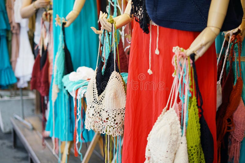 Kvinnor virkar swimwearbikiniuppsättningen, eller Crocheted tillverkade hippiebaddräktbaddräkten som var till salu på klädlagret royaltyfri foto