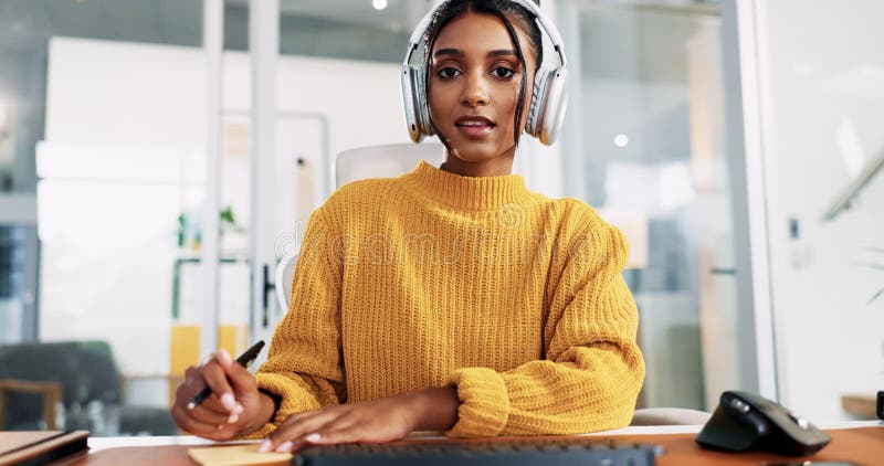 Kvinnors headset och skrivning på kontoret med konsultanteckningar eller porträtt för teknisk support vid IT-start. Person arkivfoton