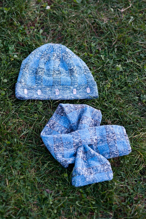Kvinnors härlig varm ull stack hatt med ett halsdukskott i naturligt ljus royaltyfri foto Kvinnors härlig varm ull stack hatt med ett halsdukskott i naturligt ljus royaltyfri foto