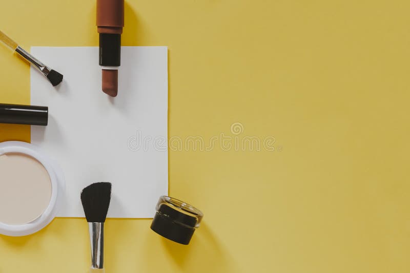 Kvinnors skönhetsmedel och tillbehör och vitbok på en gul bakgrund Sk?nhetsprodukter ovanf?r sikt kopiera avst?nd royaltyfria bilder Kvinnors skönhetsmedel och tillbehör och vitbok på en gul bakgrund Sk?nhetsprodukter ovanf?r sikt kopiera avst?nd royaltyfria bilder
