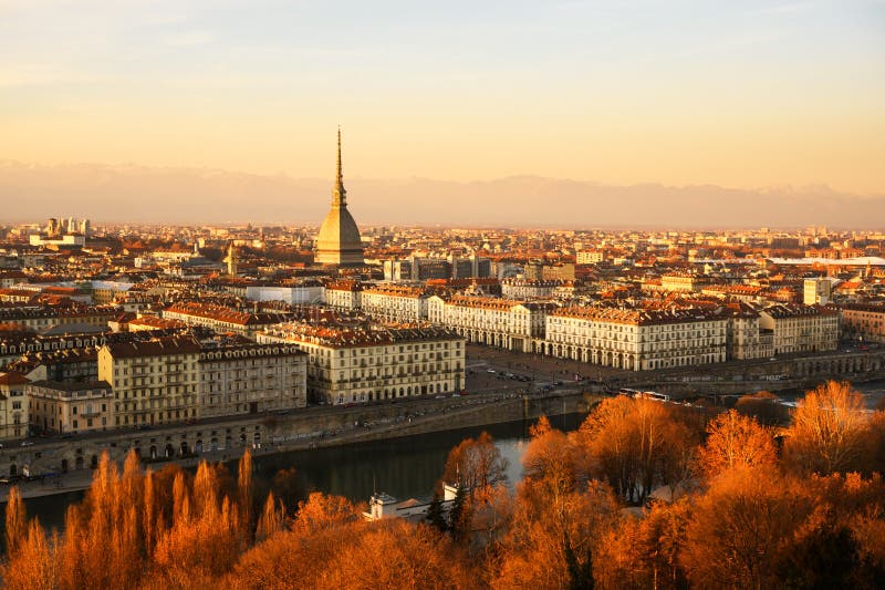 Kvällens syn på staden Turin under solnedgången royaltyfri foto