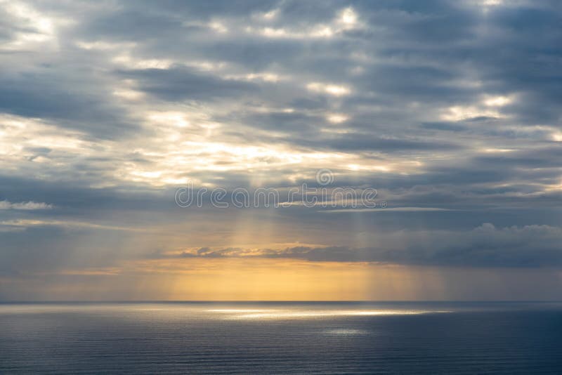 Kvällmoln över havet. Aervy över grå kvällmoln över tasmanhavshorisonten