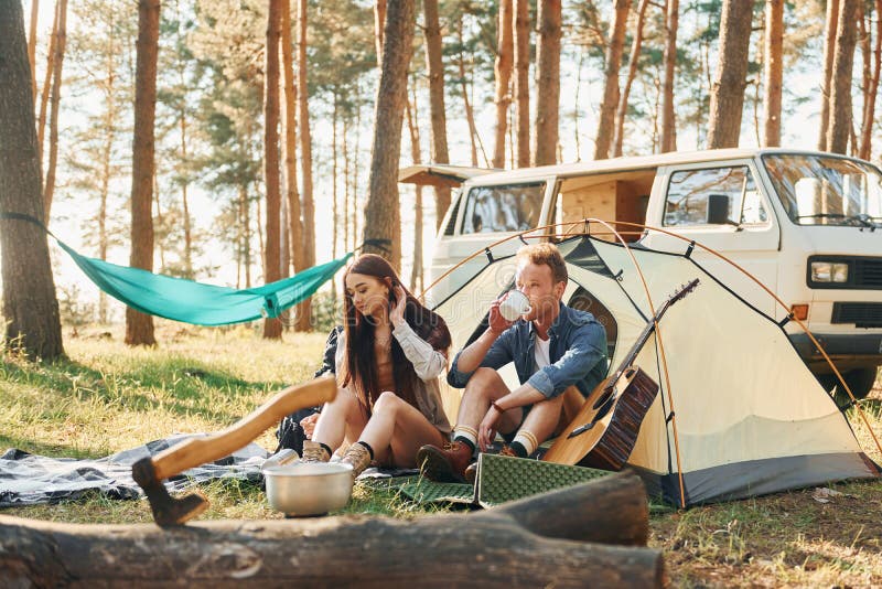 Kvällstid. Unga par reser tillsammans i skogen royaltyfria bilder
