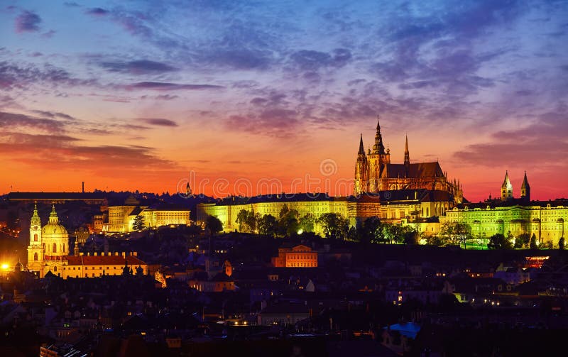 Kvällsvy i Prague Castle Tjeckien arkivbild