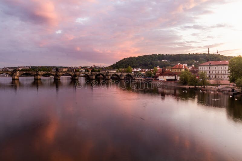 Kvällsvy över charles bro i prague cTjeckien republ. Kvällvy över bron i Prag CTjeckien