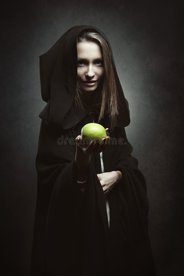 Kwade koningin die een giftige appel aanbieden