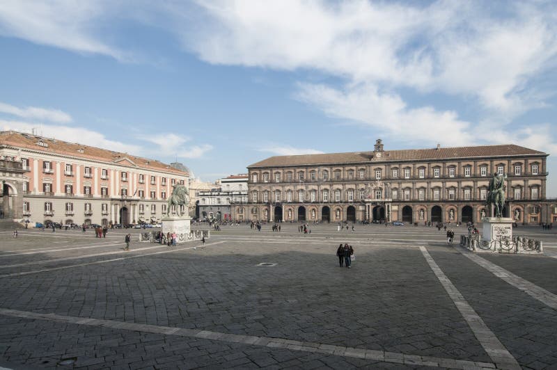 Kwadrat plebiscyt z pałac królewskim i pałac prefektury Naples Campania Włochy Europa
