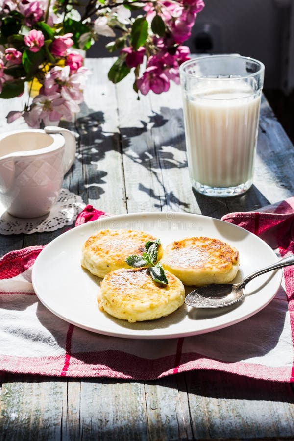 Kwarkpannekoeken met munt en gepoederde suiker, bloemen, B royalty-vrije stock foto Kwarkpannekoeken met munt en gepoederde suiker, bloemen, B royalty-vrije stock foto