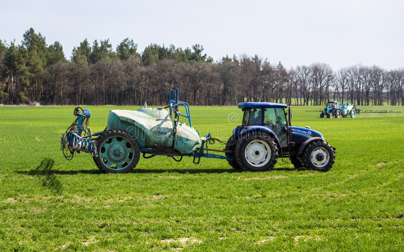 11 Kwiecień, 2018 - Vinnitsa, Ukraina Ciągnikowy opryskiwania insectici obraz stock 11 Kwiecień, 2018 - Vinnitsa, Ukraina Ciągnikowy opryskiwania insectici obraz stock