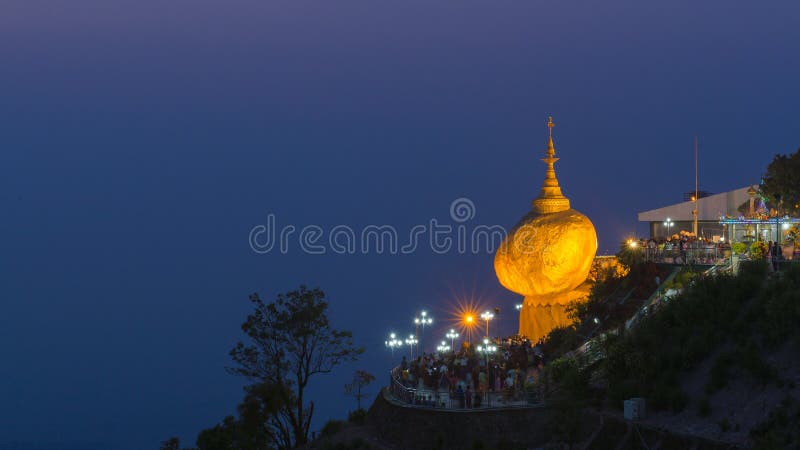 Kyaikhteeyoe-Pagode oder goldener Felsen früh morgens, 1 von 5 heiligen Plätzen auf Myanmar stockfotografie Kyaikhteeyoe-Pagode oder goldener Felsen früh morgens, 1 von 5 heiligen Plätzen auf Myanmar stockfotografie