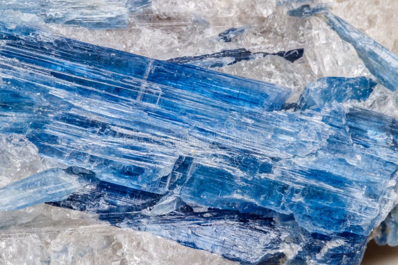 Pedra mineral macro Kianita fundo branco foto de stock