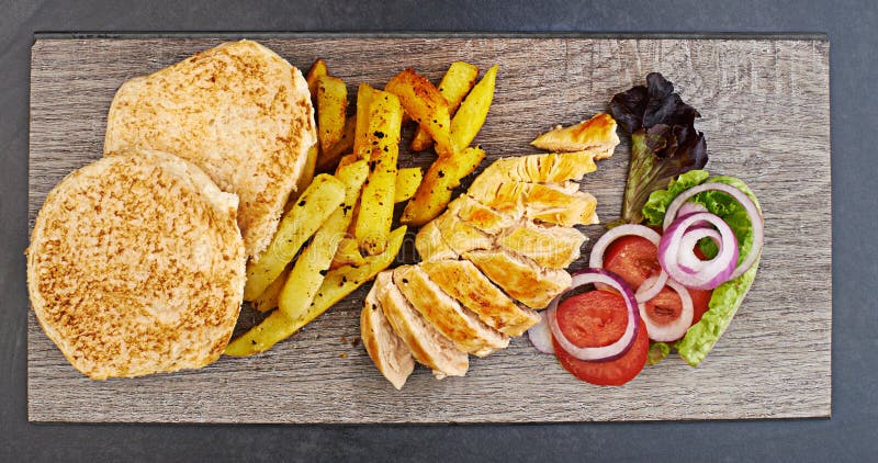 Kycklingschips och sallad som bereds på choppboard för hälsosam kost, balanserad kost och serveras på restaurang. snabb royaltyfri bild