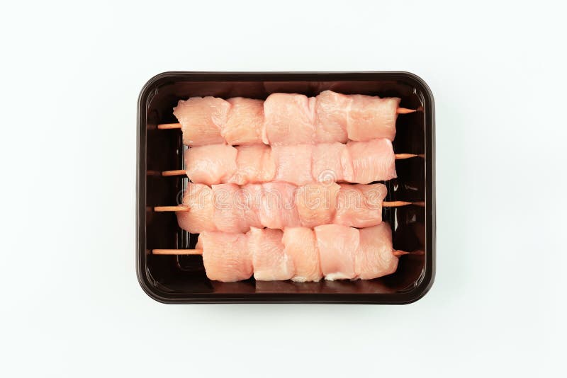 Kycklingskewerschicken bröstfiléfärsk obehandlad kyckling i förpackningen. tillredning av kycklingkött. upphandling för arkivbilder