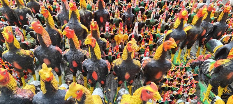 Kycklingstatyer kycklingstatyer, många vackra statyer. arkivbild