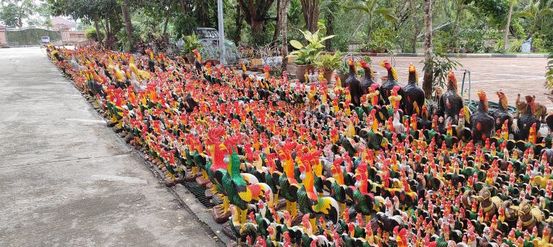 Kycklingstatyer kycklingstatyer, många vackra statyer. royaltyfria bilder