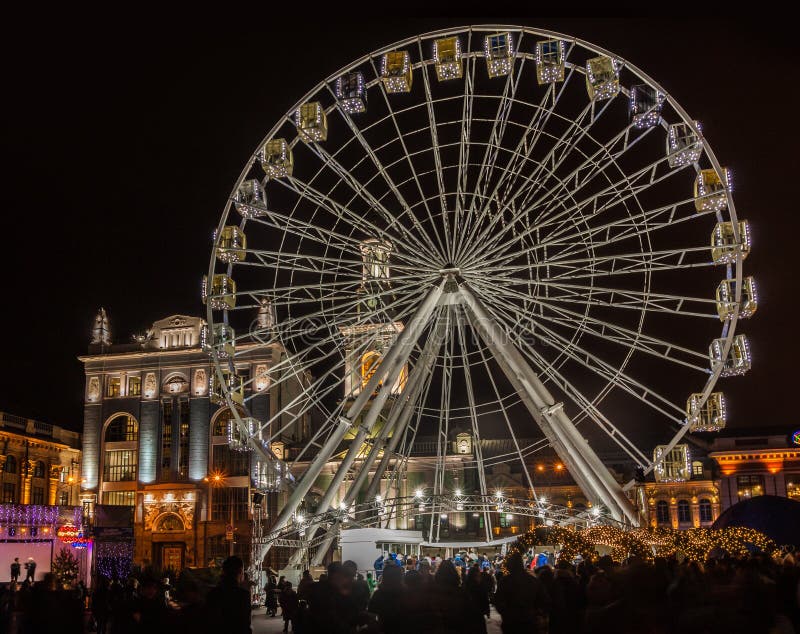 KYIV,乌克兰- 2018年1月2日:在Kontraktova S的弗累斯大转轮 图库摄影 KYIV,乌克兰- 2018年1月2日:在Kontraktova S的弗累斯大转轮 图库摄影