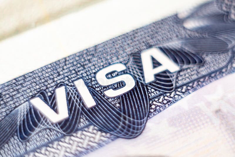 KYIV, DE OEKRAÏNE - FEBRUARI 2019: sluit omhoog van het visumkopbal van de V.S. in paspoort