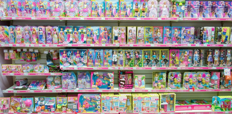 Kyiv, de Oekraïne - November 4, 2018: Barbie Toys voor verkoop in de Supermarkt royalty-vrije stock fotografie Kyiv, de Oekraïne - November 4, 2018: Barbie Toys voor verkoop in de Supermarkt royalty-vrije stock fotografie