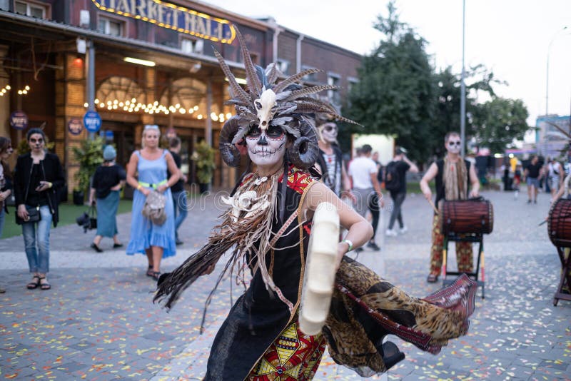 Kyiv, de Oekraïne, Santa Muerte Carnival, 20 07 2019 Dia de Los Muertos, Dag van de Doden Halloween De medicijnmanvrouw stock afbeeldingen Kyiv, de Oekraïne, Santa Muerte Carnival, 20 07 2019 Dia de Los Muertos, Dag van de Doden Halloween De medicijnmanvrouw stock afbeeldingen