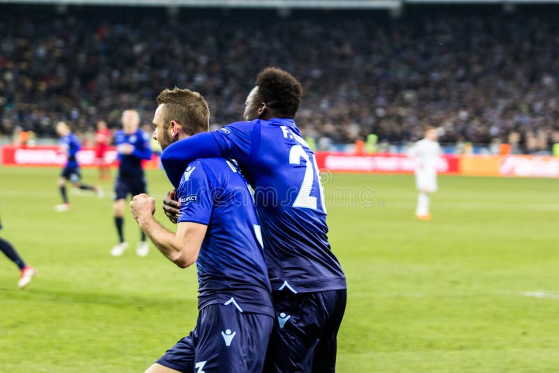 Kyiv för dynamo för fotbollsmatch för UEFA-Europaliga †”Lazio, mars 1. Kyiv Ukraina —mars 15, 2018: Lazio spelare som firar göra poäng ett mål under match för UEFA-Europaliga mot dynamo Kyiv på NSC Olympic Stadium i Kyiv, Ukraina