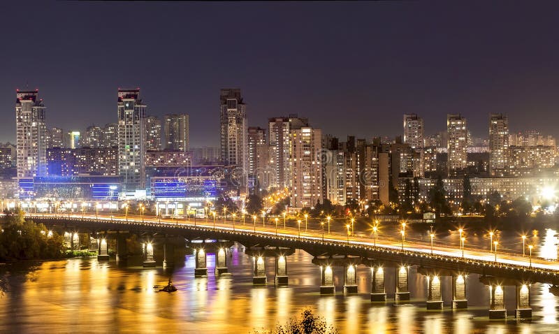 Kyiv & x28; Kiev& x29; город, столица Украины на ноче около Dni стоковое фото rf Kyiv & x28; Kiev& x29; город, столица Украины на ноче около Dni стоковое фото rf
