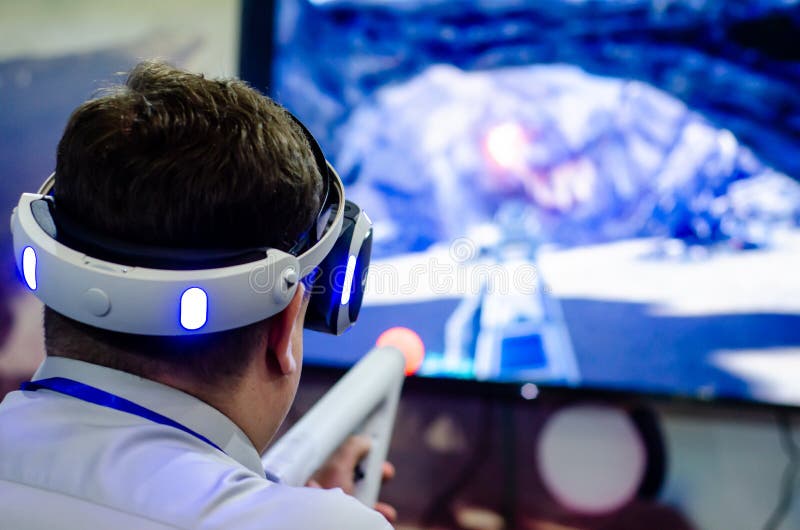 Jovem Jogando Seu Videogame De Playstation 4 Na Televisão Na Sala De Estar.  Foto de Stock Editorial - Imagem de jogador, competitivo: 208047203